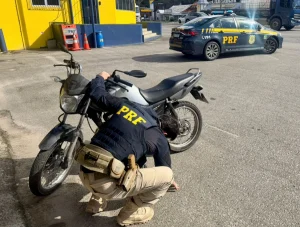 Moto furtada em Itajaí é recuperada durante fiscalização na BR-101