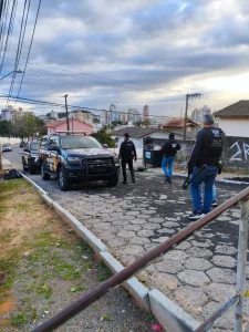 Dois suspeitos de homicídio ligado ao tráfico de drogas são presos em SC