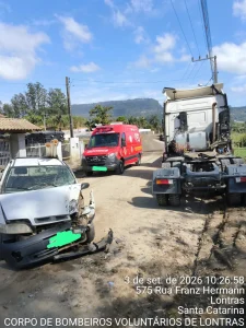 Homem fica ferido após colisão frontal entre carro e caminhão em Lontras