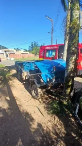 Homem fica ferido após veículo agrícola bater em árvore em Rodeio