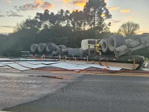 Caminhão carregado com chapas de compensado tomba e deixa uma pessoa ferida em Lebon Régis