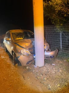 Carro bate contra poste em Apiúna