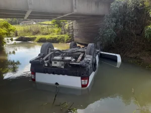 Homem morre após carro capotar dentro de rio em Agronômica