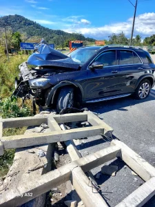 Três pessoas ficam feridas após carro bater contra ponte na BR-470