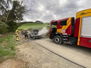 Bombeiros são acionados para incêndio veicular em Petrolândia