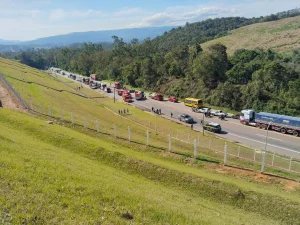Grave acidente deixa vítima presa às ferragens e veículo em chamas na BR-470 em Ibirama
