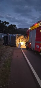 Caminhão tomba e bloqueia parcialmente a SC-390 em São Joaquim