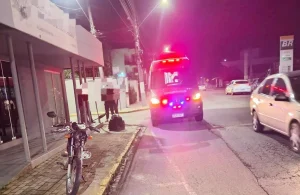 Bombeiros Voluntários de Presidente Getúlio atendem acidente envolvendo moto e carro no Cento da cidade