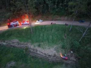 Bombeiros Voluntários de Presidente Getúlio resgatam vítima após carro cair em ribanceira