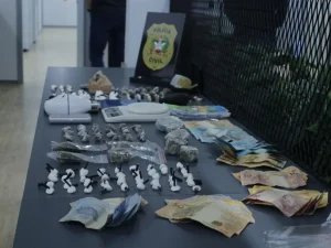 Polícia apreende drogas, dinheiro e materiais ligados ao tráfico em Brusque
