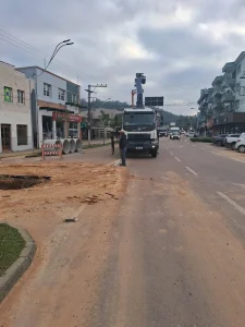 Obras de drenagem alteram trânsito na Rua Tiradentes, em Ibirama