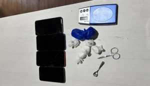 Dois homens são presos e drogas são apreendidas durante cumprimento de mandado em Indaial