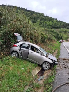 Motorista de 70 anos perde o controle e capota carro na BR-282