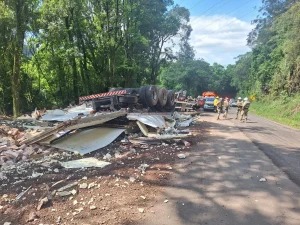 Motorista é encontrado morto sob carga de carne após carreta tombar em SC