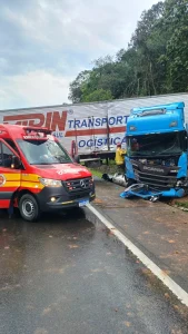 Carreta sai da pista e deixa três pessoas feridas na BR-470 em Agronômica