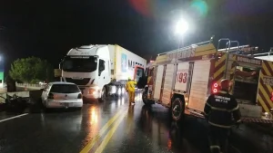 Três pessoas ficam feridas em colisão entre carro e carreta na BR-470, em Rio do Sul