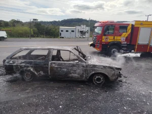 Carro fica destruído após pegar fogo na SC-350 em Ituporanga