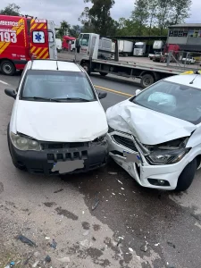 Mulher fica ferida em acidente entre dois carros na BR-470 em Rio do Sul