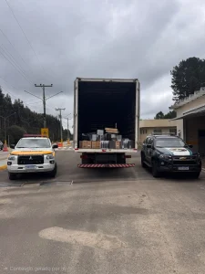 Caminhão é apreendido com 3 mil garrafas de vinho e 4 toneladas de camarão em SC