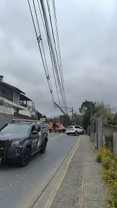 Risco de queda de poste interdita rua após acidente em Rio do Sul