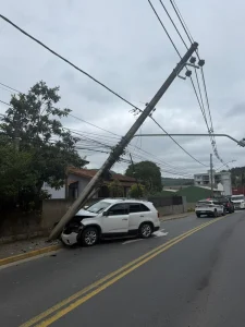 Motorista é preso por embriaguez após bater carro em poste e agredir guardas em Rio do Sul