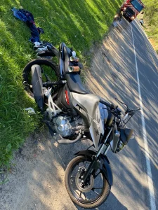 Acidente envolvendo carreta e caminhonete deixa motociclista ferido em Apiúna