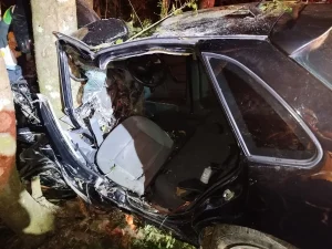 Jovem fica ferido após carro sair da pista e bater contra árvore em Ituporanga
