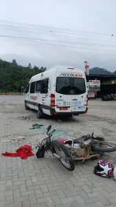 Dois homens ficam feridos após colisão entre moto e van na BR-470 em Apiúna