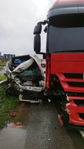 VÍDEO: Câmera registra colisão entre carreta e Saveiro na BR-470 em Rio do Sul