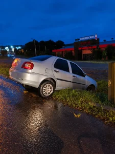 Condutor de carro fica ferido em acidente na BR-116