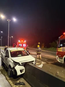 Condutor fica ferido após colidir em mureta de concreto, na Estrada Blumenau, em Rio do Sul