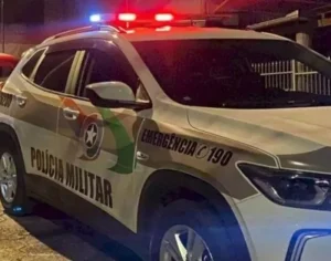 Filho é preso após agredir mãe com socos, tapas e atropelá-la em Timbó
