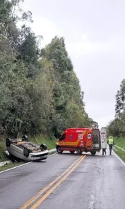 Pai e filha são vítimas de capotamento na SC-110