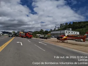 Jovem fica ferida em colisão entre carro e caminhão, na BR-470, em Lontras