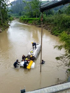 Caminhão cai no rio, motorista fica preso e é resgatado pelos bombeiros, em Ituporanga
