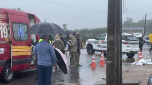 Homem morre após entrar em unidade escolar e, segundo a PM, avançar contra policiais com faca em Tijucas