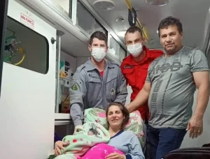 Bombeiros ajudam em parto de emergência durante a madrugada em Vitor Meireles