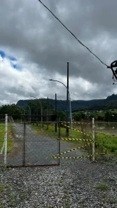Três crianças são vítimas de choque elétrico em poste metálico de iluminação, em Rio do Sul