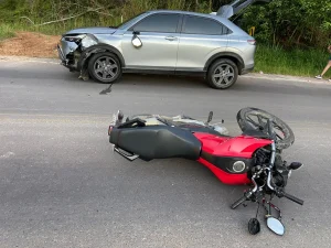 Colisão entre carro e moto deixa jovem de 24 anos gravemente ferido em José Boiteux