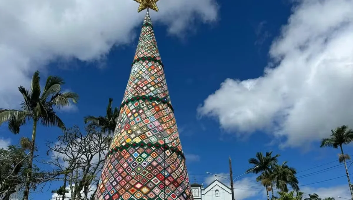 Arvore De Natal Gigante De 14 Metros E Feita De Croche Por 50 Voluntarias Em Sc