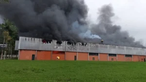 Incêndio de grandes proporções atinge um dos galpões da empresa Cremer em Blumenau