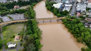 Nível do rio Itajaí-açu passou dos seis metros nessa quinta-feira, em Rio do Sul