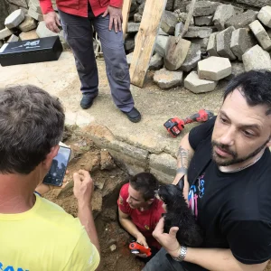 Pinscher de 19 anos é resgatado de tubulação de drenagem em Ibirama