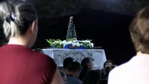Fé reúne centenas de fiéis em procissão até a Gruta do Tigre