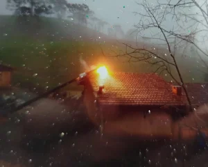 Queda de poste provoca princípio de incêndio em Chapadão do Lageado