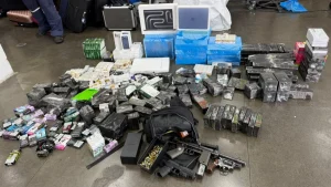 Receita Federal apreende armas de fogo, haxixe, eletrônicos e medicamentos em ônibus abordado em Rio do Sul