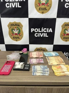 Mulher é presa por tráfico de drogas após cocaína ser encontrada em garrafas de bebida em Timbó