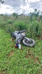 Jovem fica ferido em acidente entre carro e moto na SC-114 em Salete