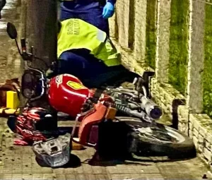 Motociclista fica ferido após bater contra poste em Taió