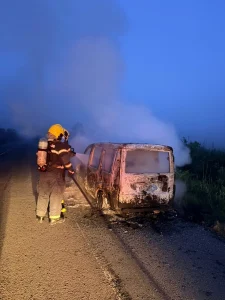 Fiat Doblò pega fogo na BR-470 em Pouso Redondo